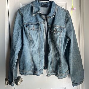 Zip-Up Jean Jacket women’s extra large thinner material light blue with buttons